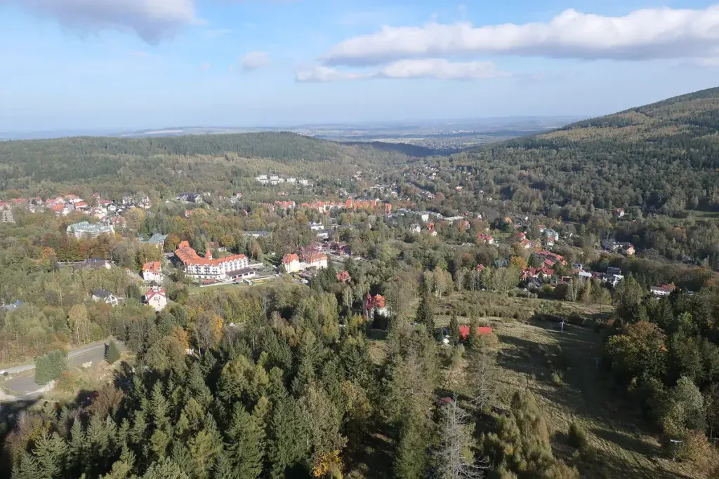 Świeradów-Zdrój i zalesione stoki Gór Izerskich widziane z wieży Sky Walk jesienią